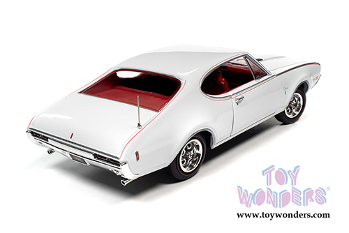 Auto World - American Muscle - Oldsmobile Cutlass S W31 Hardtop Muscle Car & Corvette Nationals (MCACN) (1968, 1/18 scale diecast model car, White) AMM1208
