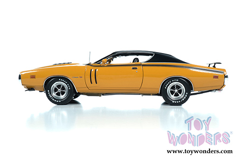 Auto World - American Muscle Dodge Charger R/T Hardtop Muscle Car & Corvette Nationals (MCACN) (1971, 1/18 scale diecast model car, Butterscotch Orange/Black) AMM1210