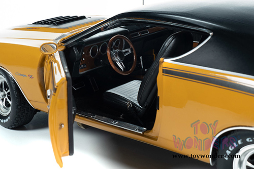 Auto World - American Muscle Dodge Charger R/T Hardtop Muscle Car & Corvette Nationals (MCACN) (1971, 1/18 scale diecast model car, Butterscotch Orange/Black) AMM1210