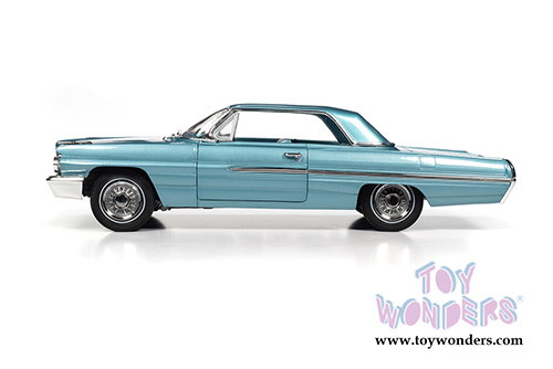 Auto World - Pontiac&reg; Royal Bobcat Catalina Hardtop (1962, 1/18 scale diecast model car, Aquamarine) AMM1212