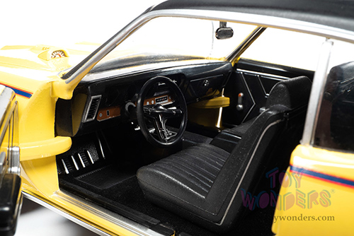 Auto World - American Muscle 30th Anniversary | Pontiac® GTO Judge Hardtop (1969, 1/18 scale diecast model car, Goldenrod Yellow/Black) AMM1252