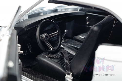 Auto World - American Muscle 30th Anniversary | Yenko&reg; Chevrolet&reg; Camaro&reg; SS&trade; 427 Hardtop Muscle Car & Corvette Nationals (MCACN) (1967, 1/18 scale diecast model car, Ermine White with black striping) AMM1261