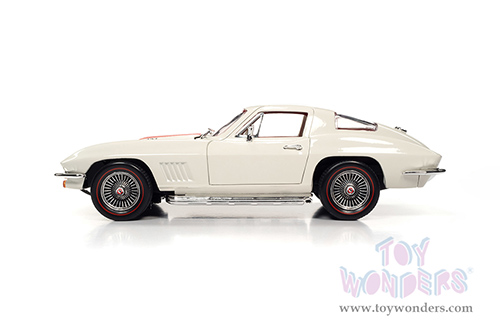 Auto World American Muscle - Chevrolet&reg; Corvette&reg; 427 Hardtop (1967, 1/18 scale diecast model car, White/Red Stinger stripe) AMM1279