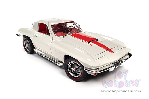Auto World American Muscle - Chevrolet&reg; Corvette&reg; 427 Hardtop (1967, 1/18 scale diecast model car, White/Red Stinger stripe) AMM1279