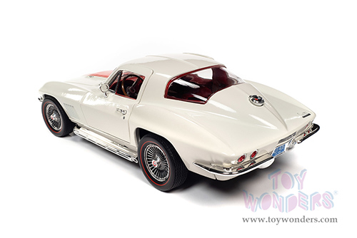 Auto World American Muscle - Chevrolet&reg; Corvette&reg; 427 Hardtop (1967, 1/18 scale diecast model car, White/Red Stinger stripe) AMM1279