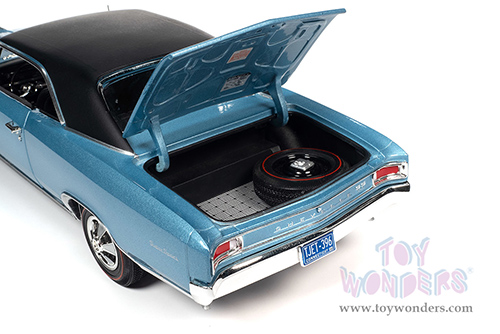 Auto World American Muscle - Chevrolet&reg; Chevelle&reg; SS&trade; 396 Hardtop (1966, 1/18 scale diecast model car, Mist Blue/Black top) AMM1282