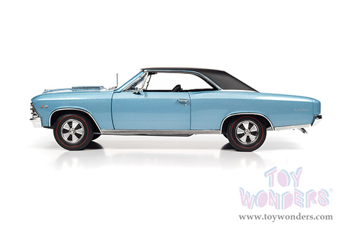 Auto World American Muscle - Chevrolet&reg; Chevelle&reg; SS&trade; 396 Hardtop (1966, 1/18 scale diecast model car, Mist Blue/Black top) AMM1282