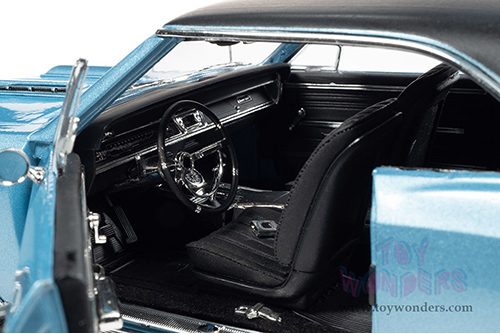 Auto World American Muscle - Chevrolet&reg; Chevelle&reg; SS&trade; 396 Hardtop (1966, 1/18 scale diecast model car, Mist Blue/Black top) AMM1282