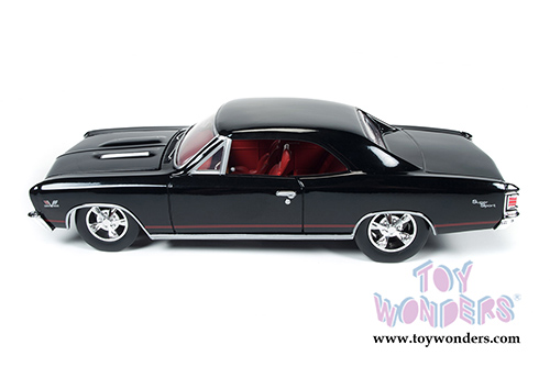Auto World - Chevy Chevelle SS Hardtop (1967, 1/24 scale diecast model car, Tuxedo Black) AW24006