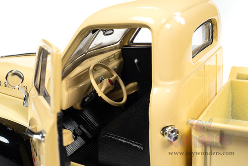 Auto World - Studebaker Pickup Truck - Coors Beer (1947, 1/24 scale diecast model car, Tan) AW24012