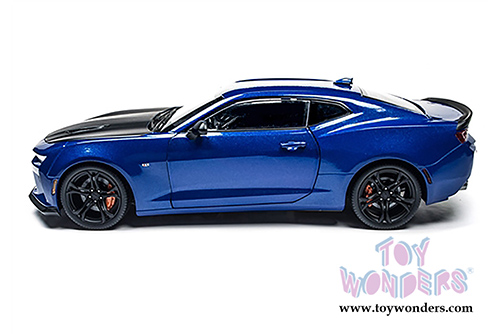 Auto World - Muscle Cars USA | Chevy&reg; Camaro&reg; SS&trade; 1LE 50th Anniversary Hardtop (2017, 1/18 scale diecast model car, Hyper Blue) AW241