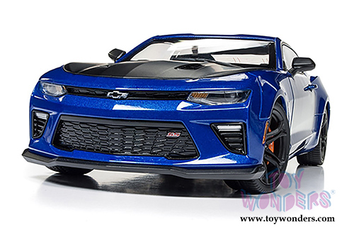 Auto World - Muscle Cars USA | Chevy&reg; Camaro&reg; SS&trade; 1LE 50th Anniversary Hardtop (2017, 1/18 scale diecast model car, Hyper Blue) AW241
