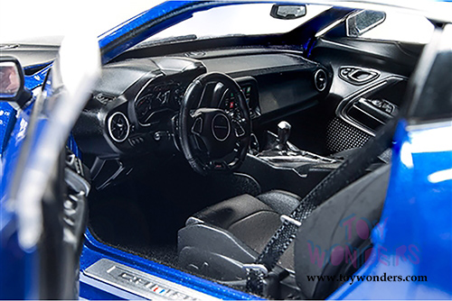Auto World - Muscle Cars USA | Chevy&reg; Camaro&reg; SS&trade; 1LE 50th Anniversary Hardtop (2017, 1/18 scale diecast model car, Hyper Blue) AW241