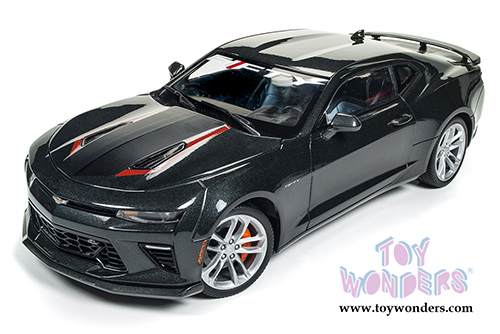 Auto World - Muscle Cars USA | Chevy Camaro SS&trade; 50th Anniversary Hardtop (2017, 1/18 scale diecast model car, Nightfall Gray Metallic) AW243