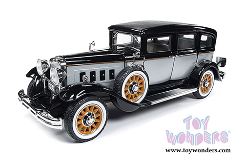 Auto World - Peerless Master 8 Sedan (1931, 1/18 scale diecast model car, Black/Silver) AW252