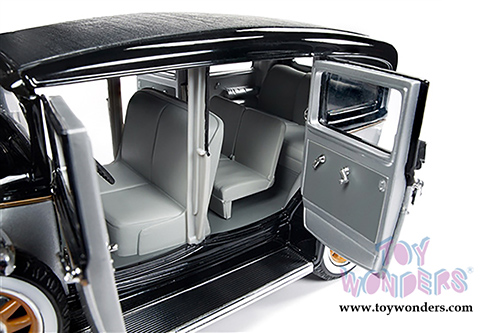 Auto World - Peerless Master 8 Sedan (1931, 1/18 scale diecast model car, Black/Silver) AW252