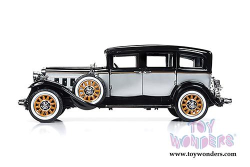 Auto World - Peerless Master 8 Sedan (1931, 1/18 scale diecast model car, Black/Silver) AW252
