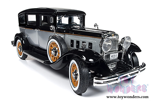 Auto World - Peerless Master 8 Sedan (1931, 1/18 scale diecast model car, Black/Silver) AW252
