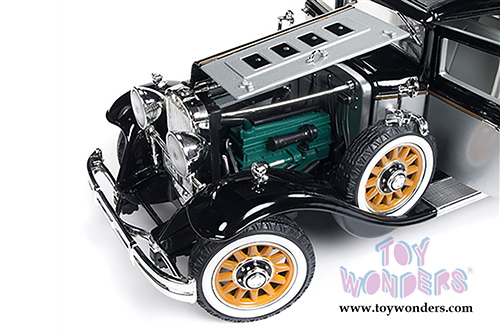 Auto World - Peerless Master 8 Sedan (1931, 1/18 scale diecast model car, Black/Silver) AW252