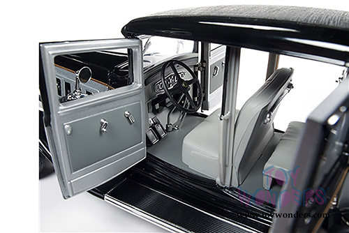 Auto World - Peerless Master 8 Sedan (1931, 1/18 scale diecast model car, Black/Silver) AW252