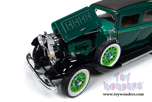 Auto World - Peerless Master 8 Sedan (1931, 1/18 scale diecast model car, Tri-Tone Green) AW261