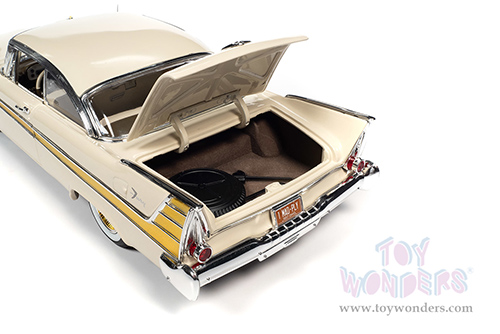 Auto World - Plymouth Fury Hardtop (1957, 1/18 scale diecast model car, Sand Dune White/Gold) AW272