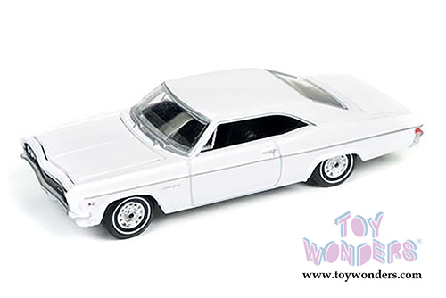Auto World - Deluxe Series Chevy&reg; Impala&trade; SS&trade; (1966,1/64 scale diecast model car, White) AW64072/24A