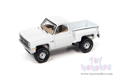Auto World Premium - 2022 Release 1 Set B | Chevrolet&reg; Silverado&trade; K10 Stepside Pickup Truck "Muscle Trucks" (1986, 1/64 scale diecast model car, Gloss White) AWSP095/24B