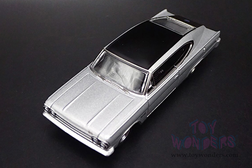 Auto World Deluxe - AMC Rambler Marlin "Vintage Luxury" (1965, 1/64 scale diecast model car, Marlin Silver) AWSP157/24