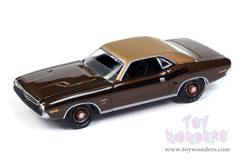 Auto World Premium - Dodge Challenger R/T "Mecum Auctions" (1971, 1/64 scale diecast model car, Dark Gold Metallic w/Gold Vinyl Roof) AWSP160/24