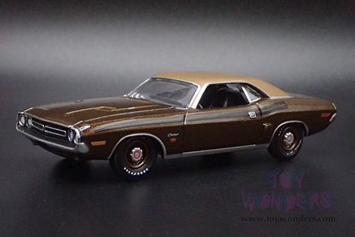 Auto World Premium - Dodge Challenger R/T "Mecum Auctions" (1971, 1/64 scale diecast model car, Dark Gold Metallic w/Gold Vinyl Roof) AWSP160/24