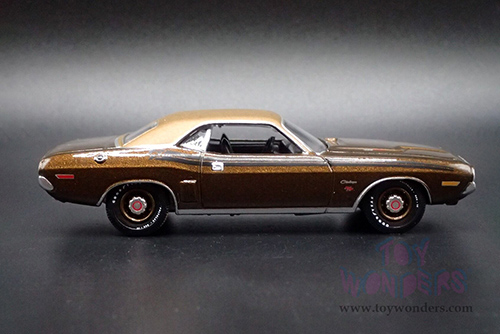 Auto World Premium - Dodge Challenger R/T "Mecum Auctions" (1971, 1/64 scale diecast model car, Dark Gold Metallic w/Gold Vinyl Roof) AWSP160/24