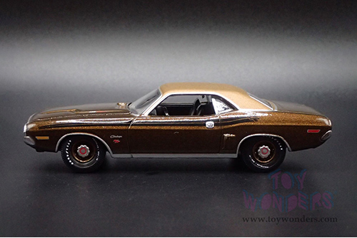 Auto World Premium - Dodge Challenger R/T "Mecum Auctions" (1971, 1/64 scale diecast model car, Dark Gold Metallic w/Gold Vinyl Roof) AWSP160/24
