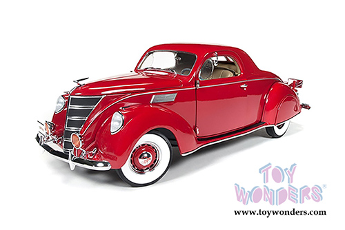 Auto World Silver Screen Machines - The 3 Stooges Lincoln Zephyr Hard Top (1937, 1/18 scale diecast model car, Garnet Red) AWSS113