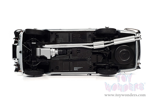 Auto World Silver Screen Machines | Aston Martin DB5 Coupe RHD (Right Hand Drive) - James Bond 007 "No Time To Die" (1965, 1/18 scale diecast model car, Silver Birch Metallic) AWSS131