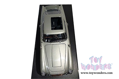 Mattel Hot Wheels - James Bond's Goldfinger Aston Martin DB5 Hard Top (1/18 scale diecast model car, Silver) CMC95