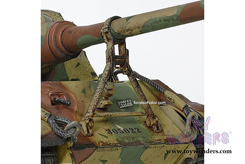 Forces of Valor - German Heavy Tank Destroyer Sd.Kfz.186 Jagdtiger (With Henschel suspension & Road Wheels) (1/32 scale diecast model car, Camouflage Forest) FOV-801024A