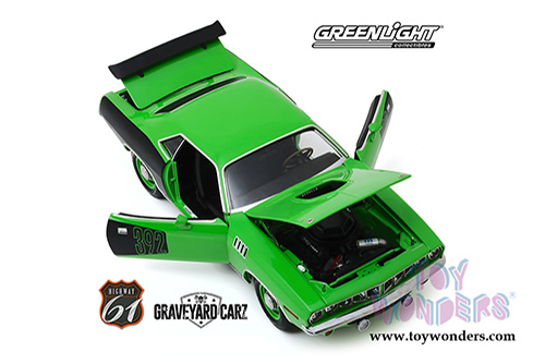 Greenlight Highway 61 - Plymouth 'Cuda with Custom Crate 392 HEMI Engine (2016 SEMA Show Unveil) Graveyard Carz (2012-Current TV Series) (2016, 1/18 scale diecast model car, Bright Green/Black) HWY18017