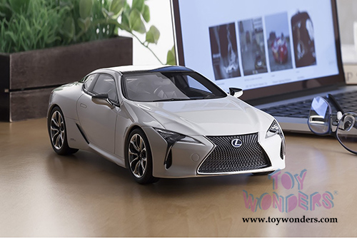 Kyosho Samurai - Lexus LC500H Hardtop (1/18 scale resin model car, White) KSR18024W