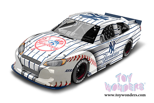 Lionel Racing - Ford Fusion New York Yankees  (2012, 1/24 scale diecast model car, White) MZZ2821NY