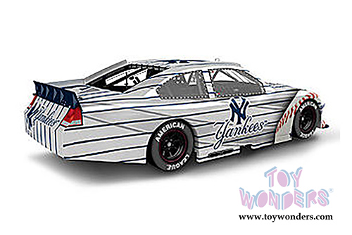 Lionel Racing - Ford Fusion New York Yankees  (2012, 1/24 scale diecast model car, White) MZZ2821NY